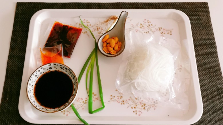 酸汤粉,食材准备好。