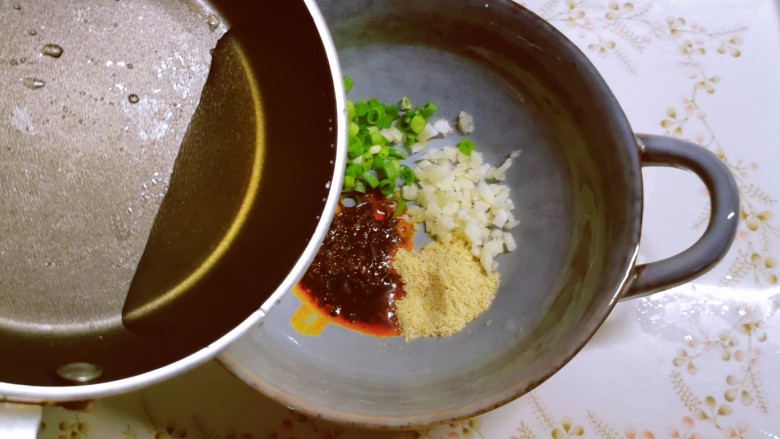 酸汤粉,食用油烧热浇到上面激发香味。
