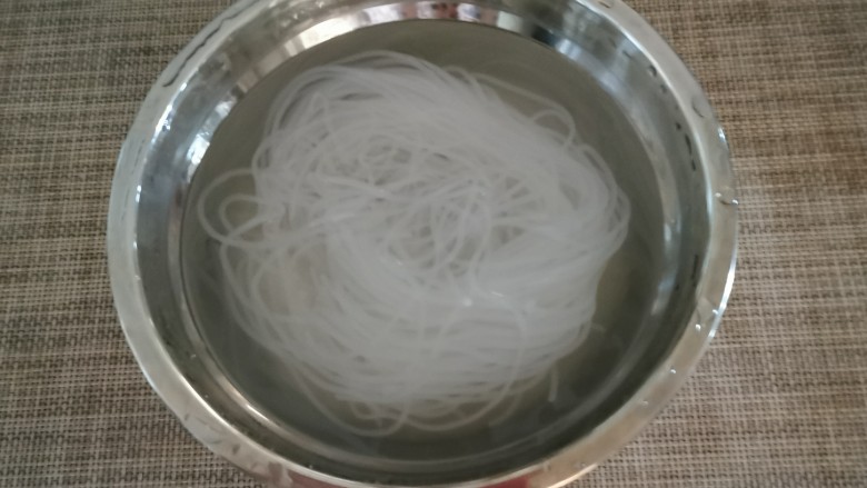 酸汤粉,<a style='color:red;display:inline-block;' href='/shicai/ 10088'>宽粉</a>提前泡发。