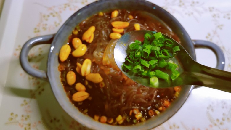 酸汤粉,撒上剩下的香葱碎增香。