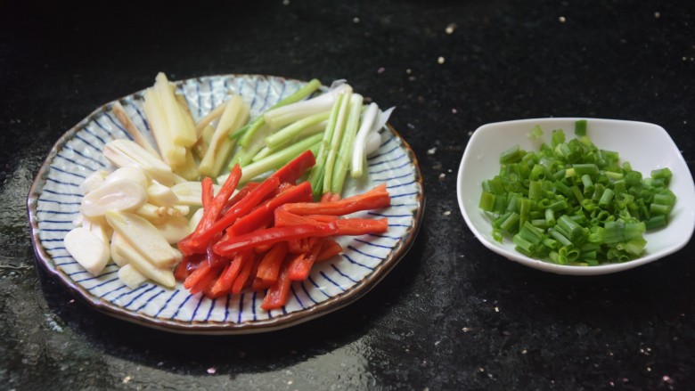 香炸锅巴肉,将姜葱蒜跟辣椒切好备用