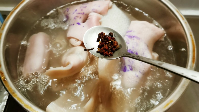 泡椒猪皮,放入开水中汆烫变色捞出,水中加入一半量的麻椒去腥增香。