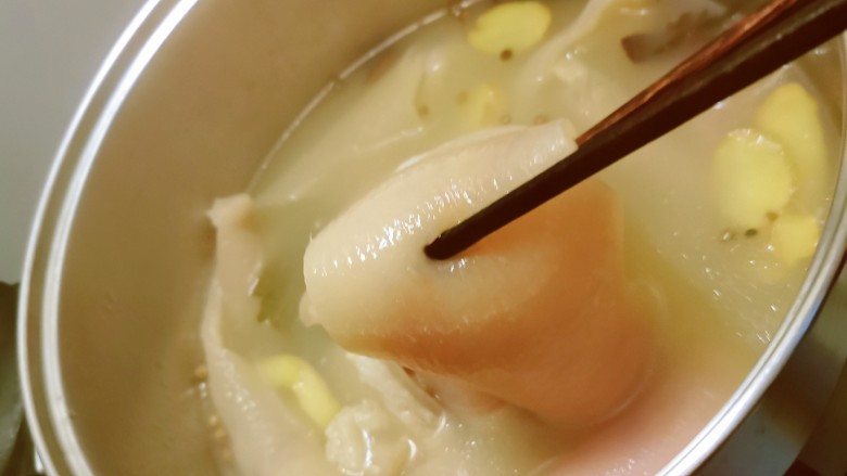 泡椒猪皮,煮至用筷子轻松穿过肉皮,关火捞出。