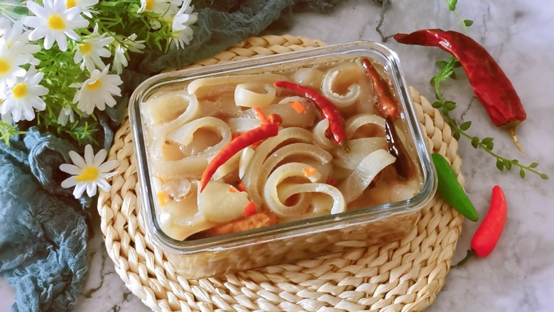 泡椒猪皮,扣上密封盖子,放入冰箱冷藏1-2天食用,辣辣酸酸的口味很开胃的。