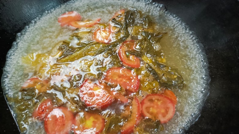 酸汤粉,窝中炒入味,加水煮开