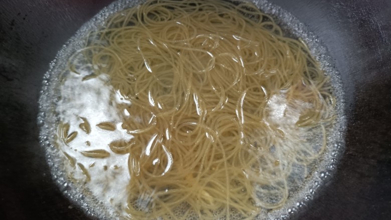 酸汤粉,苕粉丝放入锅中,烧开