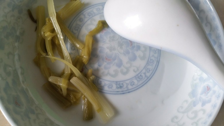 番茄排骨煲,挑掉葱,调味