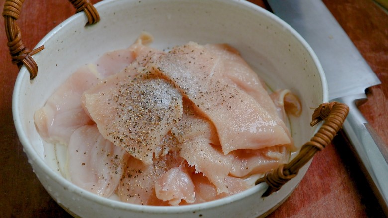 鸡胸肉蔬菜沙拉（减脂餐）,用盐，料酒，黑胡椒抓拌均匀，腌制20分钟