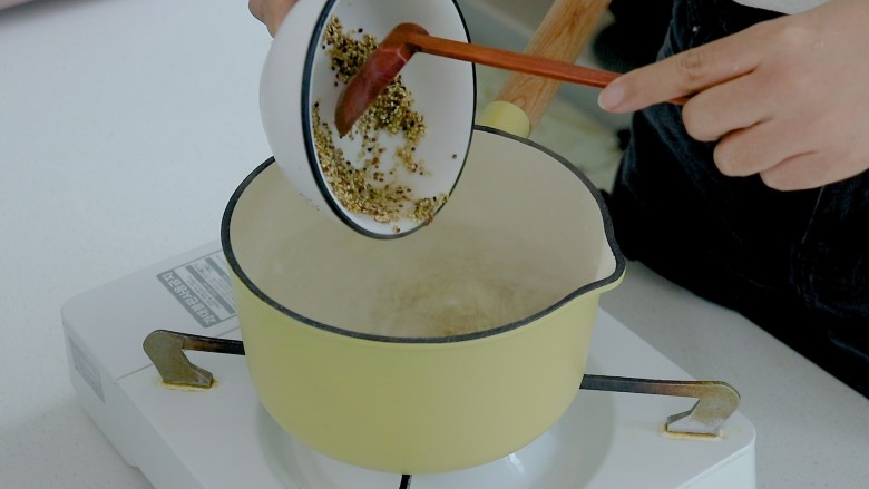 鸡胸肉蔬菜沙拉(减脂餐),<a style='color:red;display:inline-block;' href='/shicai/ 7332'>藜麦</a>倒入开水中,煮15分钟