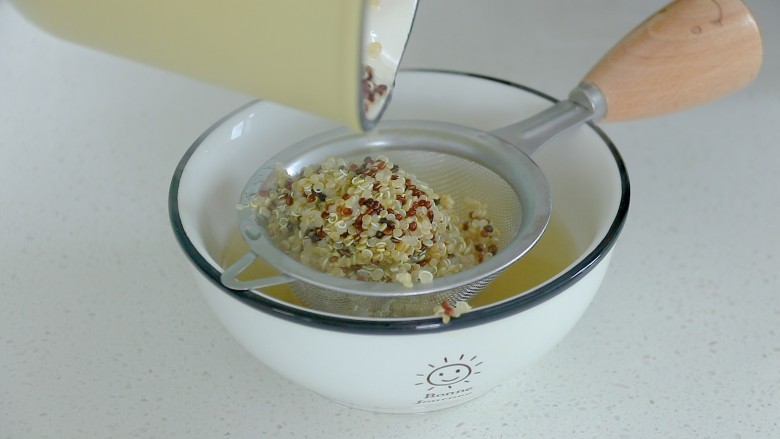 鸡胸肉蔬菜沙拉(减脂餐),过滤一下,倒掉水