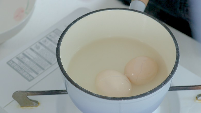 鸡胸肉蔬菜沙拉(减脂餐),煮2个<a style='color:red;display:inline-block;' href='/shicai/ 9'>鸡蛋</a>,我喜欢全熟,大家可以根据喜好选择~