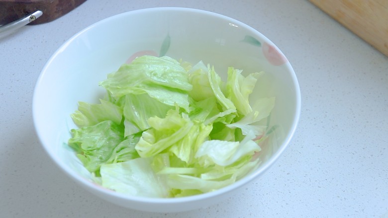 鸡胸肉蔬菜沙拉(减脂餐),碗里依次放入包菜片