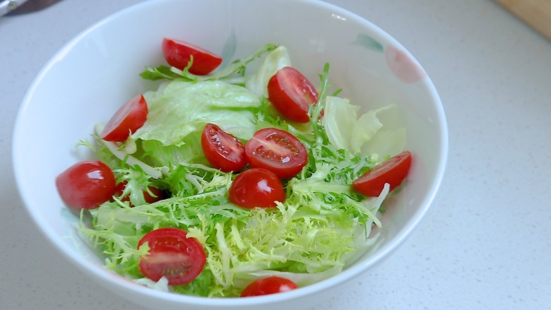 鸡胸肉蔬菜沙拉(减脂餐),切开的小番茄