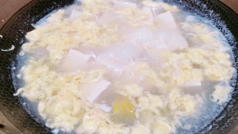 豆腐蛋花汤,倒完之后搅拌一下,以免粘底