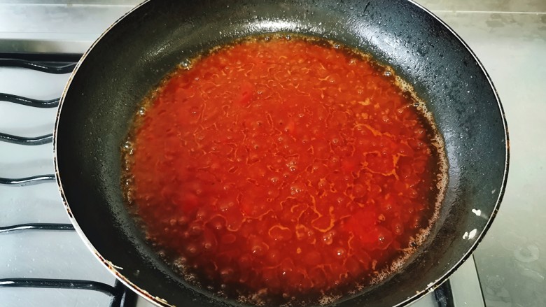 香炸锅巴肉,加入水,慢慢收汁至粘稠