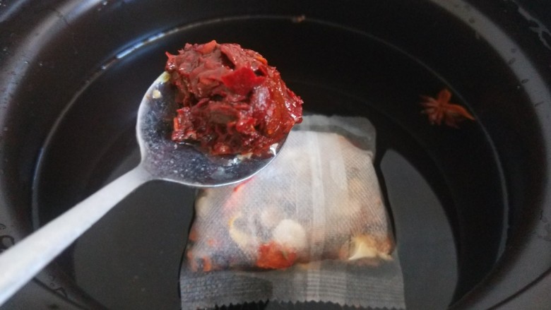 番茄排骨煲,在加入适量水,半勺豆瓣酱。