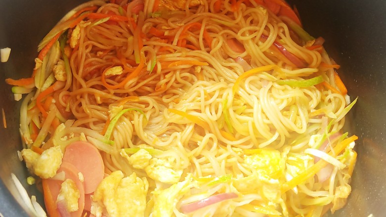 快手营养炒面,加入2克食盐,2克<a style='color:red;display:inline-block;' href='/shicai/ 744'>五香粉</a>,5克原味鲜酱油翻炒均匀。