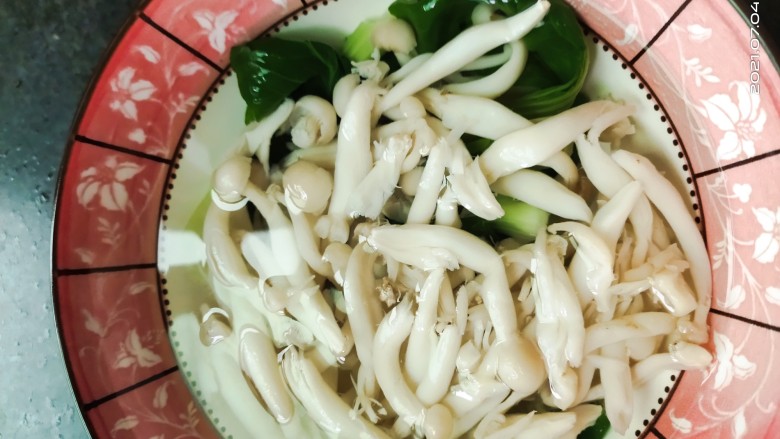 手工刀削面,清洗菜,煮好备用。