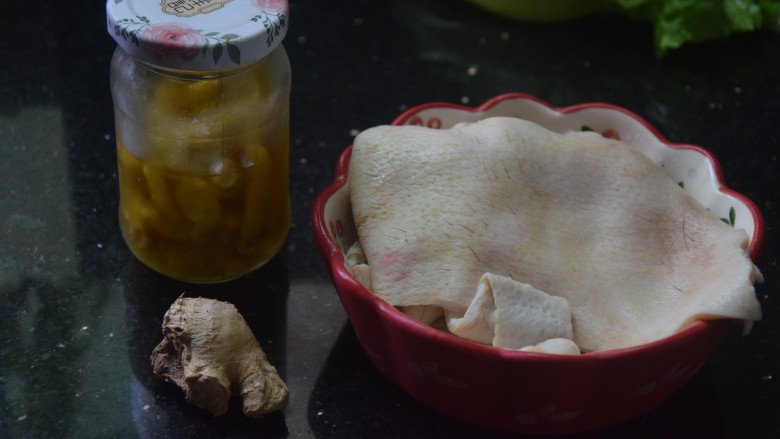 泡椒猪皮,准备好所需食材