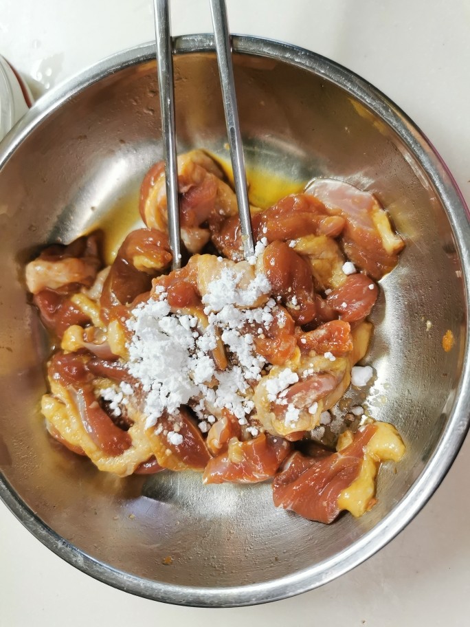 红烧鸭块,鸡蛋清、<a style='color:red;display:inline-block;' href='/shicai/ 718'>料酒</a>、生抽1小勺搅拌均匀。最后再放少许生粉包浆,这样可以让鸭肉烧时锁住肉汁,保持嫩滑。