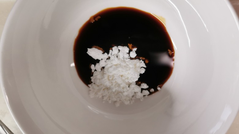 红烧鸭块,1小勺<a style='color:red;display:inline-block;' href='/shicai/ 692'>酱油</a>+水或腌制姜的米醋小半碗+1勺生粉,调成薄芡粉水。