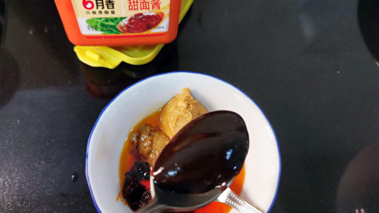 麻辣凉皮拌黄瓜,甜面酱加<a style='color:red;display:inline-block;' href='/shicai/ 711'>花生酱</a>,芝麻酱调匀