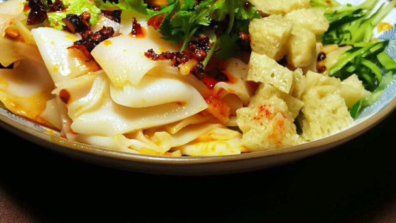 麻辣凉皮拌黄瓜,淋上<a style='color:red;display:inline-block;' href='/shicai/ 6854'>香辣酱</a>及辣油,撒上香菜以及花生即可