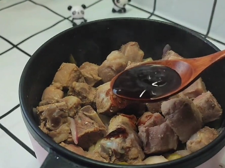 红烧鸭块,在把鸭块倒入锅中，加入<a style='color:red;display:inline-block;' href='/shicai/ 766'>柱候酱</a>，<a style='color:red;display:inline-block;' href='/shicai/ 692'>酱油</a>，料酒。