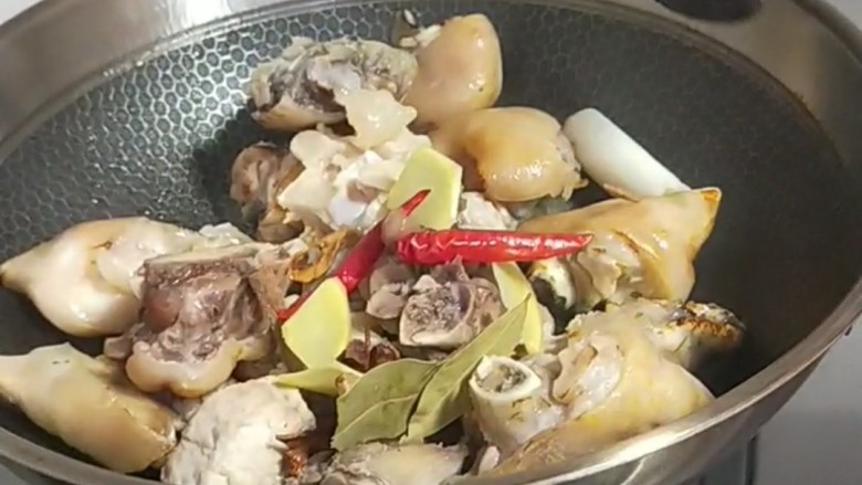 红烧鸭块,先炒糖色加入适量水倒出来,在炒鸭块加入葱姜干辣椒炒均匀。