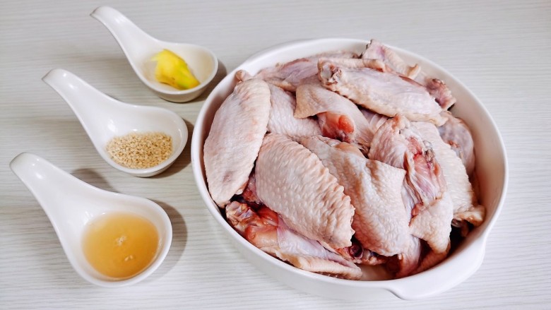 蒜香焖翅,准备食材,<a style='color:red;display:inline-block;' href='/shicai/ 96'>鸡翅</a>泡冷水,将血水泡出。