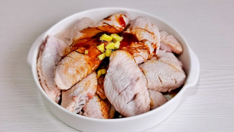 蒜香焖翅,加入切好的蒜,姜,4克<a style='color:red;display:inline-block;' href='/shicai/ 865'>蜂蜜</a>。