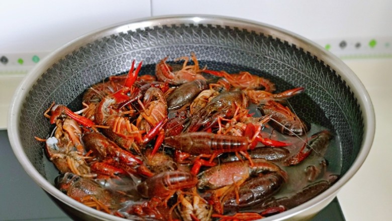 干煸小龙虾,小龙虾焯水,锅中加水,倒入小龙虾,大火烧开,煮变色捞出,个人觉得焯一下水这样更卫生。