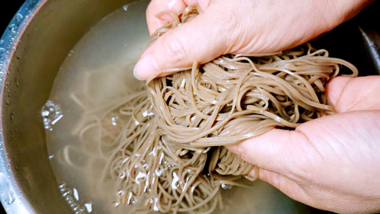 韩式冷面,开始洗面,水中混浊,是淀粉