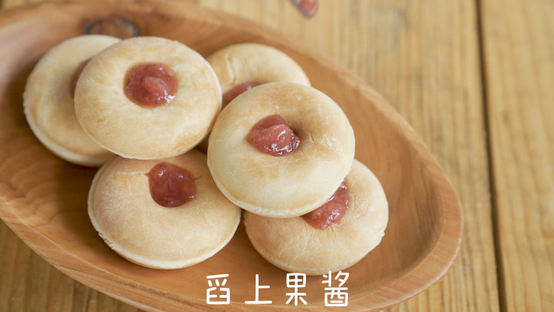 和孩子做果酱甜甜圈小面包,甜甜圈冷却后,舀上<a style='color:red;display:inline-block;' href='/shicai/ 2867'>果酱</a>装饰即可。