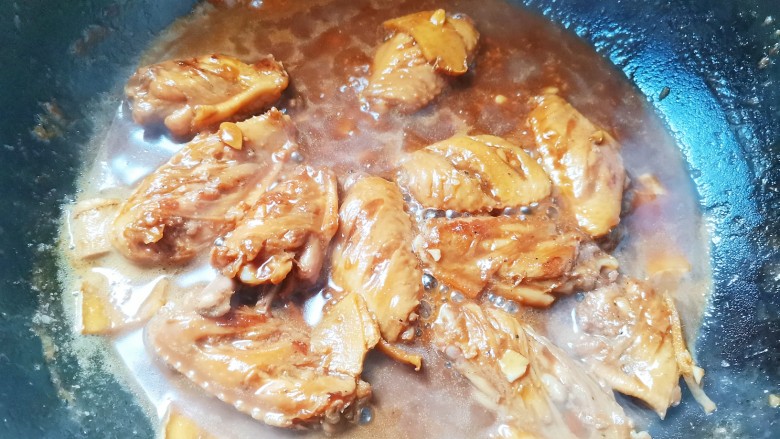 蒜香焖翅,焖至鸡翅软烂入味,汤汁浓稠,在大火收汁即可出锅