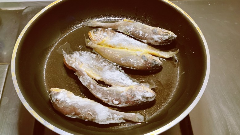 茄汁黄鱼,起油锅放入2汤匙食用油,油热后放入<a style='color:red;display:inline-block;' href='/shicai/ 352'>小黄鱼</a>煎制。