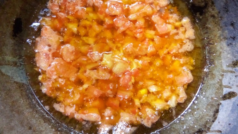 番茄鱼羹,炒锅倒食用油,加<a style='color:red;display:inline-block;' href='/shicai/ 59'>番茄</a>粒小火翻炒。