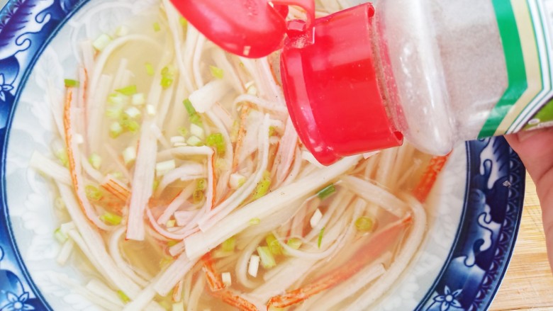 蛋白蟹柳,加入一小勺食盐,一小勺<a style='color:red;display:inline-block;' href='/shicai/ 720'>胡椒粉</a>搅拌均匀。