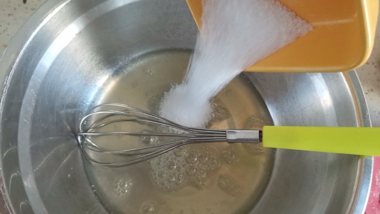 蛋白芝麻薄脆,加入糖小朵0卡糖,搅拌均匀至糖融化