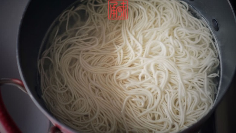 东北炸酱面,一口清凉,8、将面煮好,8成熟就好,然后倒掉水,加入凉的纯净水中,再倒掉水,再加一次纯净水。<a style='color:red;display:inline-block;' href='/shicai/ 526'>面条</a>的部分就做好了。