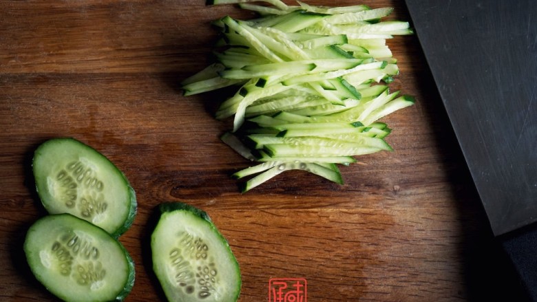 东北炸酱面,一口清凉,9、煮面的过程中可以切一些黄瓜丝和葱花。