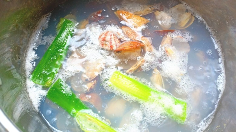 凉拌花甲,加入葱姜,料酒焯水一分,捞出控水