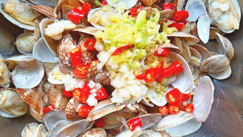 凉拌花甲,烧热油,泼香蒜,姜,米辣,加入香葱香菜碎,<a style='color:red;display:inline-block;' href='/shicai/ 788'>生抽</a>,盐,耗油拌均匀