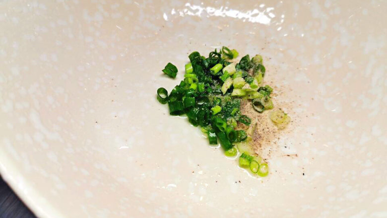 沙白苦瓜汤,汤碗中加入葱花,胡椒粉,料酒,盐