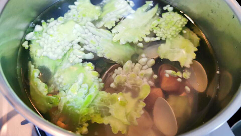 沙白苦瓜汤,开火继续煮至苦瓜熟成,大约7~8分钟