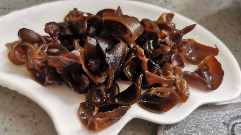 醋溜木须肉,小木耳泡发备用,如果是大木耳需要切一下。