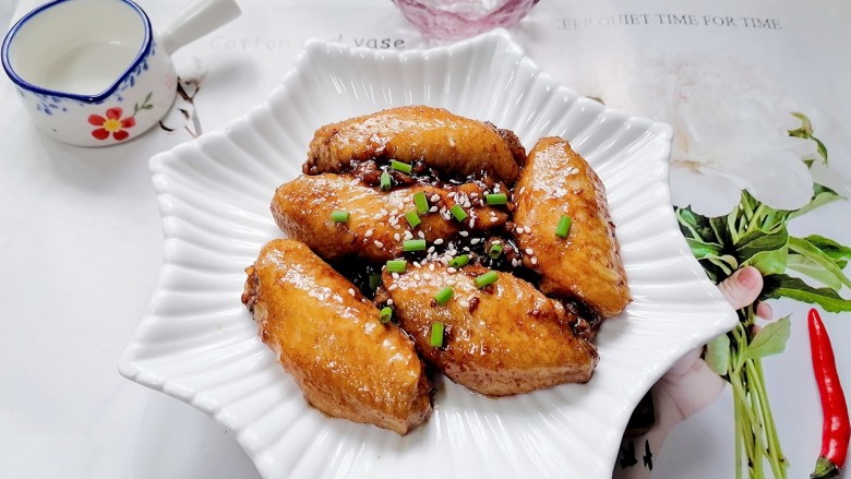 蒜香焖翅,拍上成品图,一道美味的蒜香焖翅就完成了。