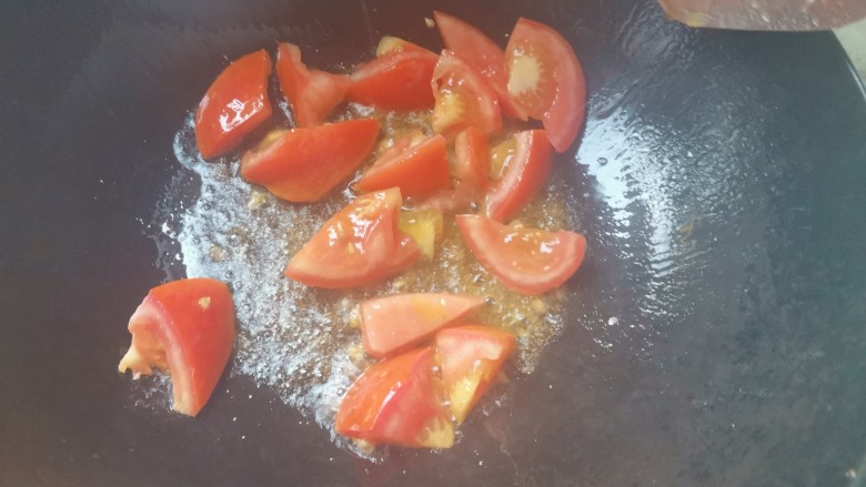 白玉菇豆腐鸡蛋汤,起锅烧油,下入西红柿翻炒出汤汁