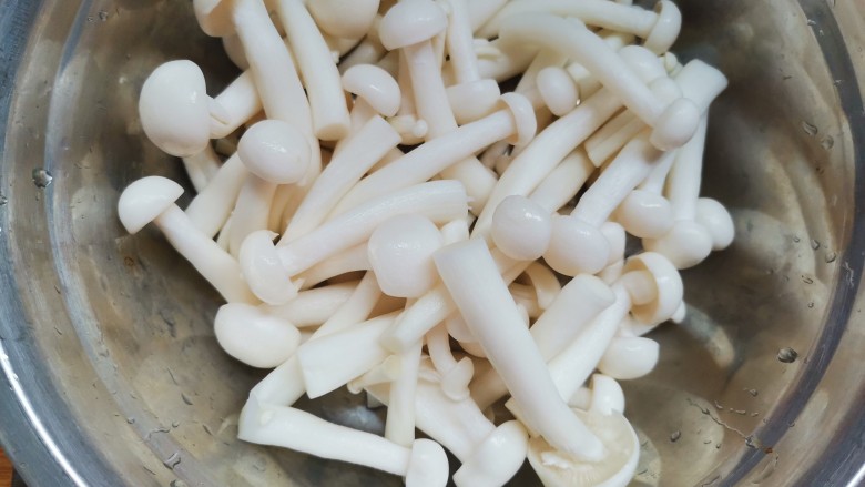 白玉菇豆腐鸡蛋汤,<a style='color:red;display:inline-block;' href='/shicai/ 268'>白玉菇</a>切去根部,洗干净