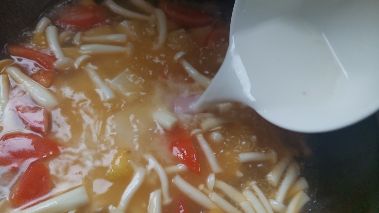 白玉菇豆腐鸡蛋汤,再次烧开，加入淀粉水